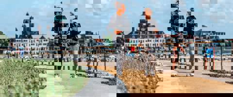 202307 Stadsstrand Wandelen Jong Stel Scaled